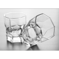 Octogone 10 oz en verre de whisky buvant un verre à vin